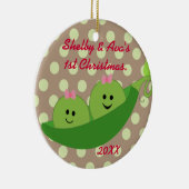 女の子は初めてのクリスマスのオーナメントを結び付けます セラミックオーナメント (右)