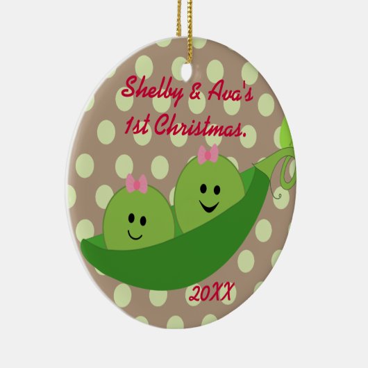 女の子は初めてのクリスマスのオーナメントを結び付けます セラミックオーナメント (右)