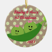 女の子は初めてのクリスマスのオーナメントを結び付けます セラミックオーナメント (正面)