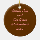 女の子は初めてのクリスマスのオーナメントを結び付けます セラミックオーナメント (裏面)