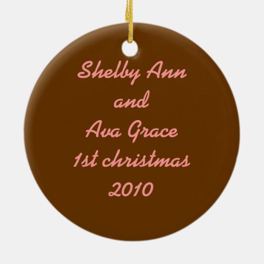 女の子は初めてのクリスマスのオーナメントを結び付けます セラミックオーナメント (裏面)