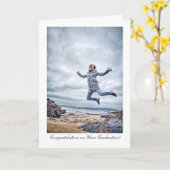 女の子は卒業の喜びのお祝いのために跳んでいる カード (黄色い花)