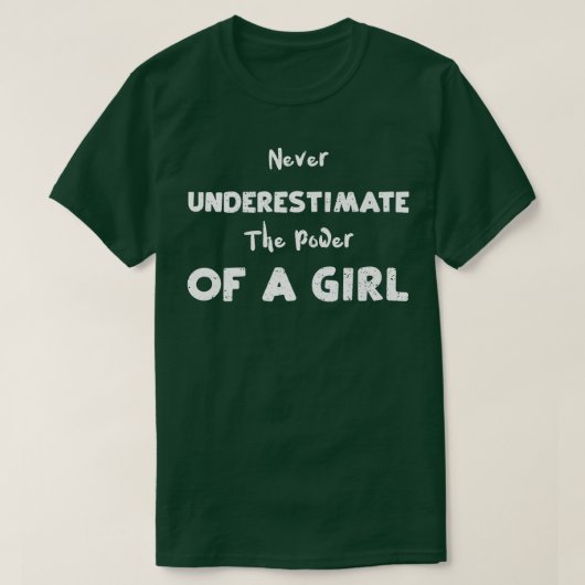 女の子は女の子の力を決して過小評価しな読い Tシャツ (デザイン正面)
