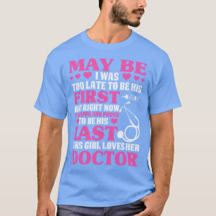 女の子は彼女の医者のギフトドクターTシャツGを愛している Tシャツ