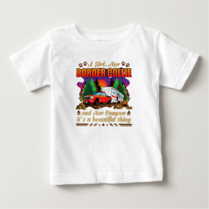 女の子は彼女の縁どコリーと彼女のキャンパーの愛犬家 ベビーTシャツ