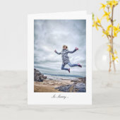 女の子は残念な-そう跳んでいる カード (黄色い花)