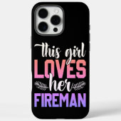 女の子は消防士のパートナーに愛を示している Case-Mate iPhoneケース (裏面)
