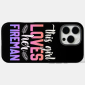 女の子は消防士のパートナーに愛を示している Case-Mate iPhoneケース (裏面 (横))