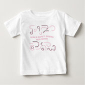 女の子は男の子のために着飾らない ベビーTシャツ (正面)