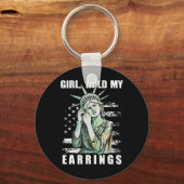女の子は私のイヤリングの彫像を保持する微妙な抵抗トランプH キーホルダー (正面)
