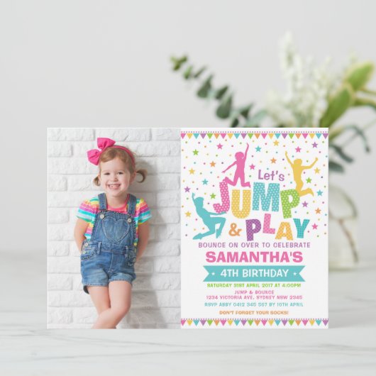 女の子は誕生日/トランポリンのパーティーの跳ね上がりの家を跳びます 招待状 (スタンド正面)