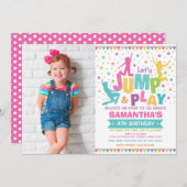 女の子は誕生日/トランポリンのパーティーの跳ね上がりの家を跳びます 招待状 (正面/裏面)