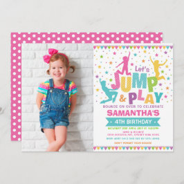 女の子は誕生日/トランポリンのパーティーの跳ね上がりの家を跳びます 招待状