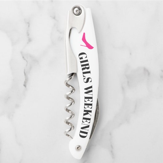 女の子は週末にパーティーのコルク抜きワインボトルを開く ソムリエナイフ (正面)