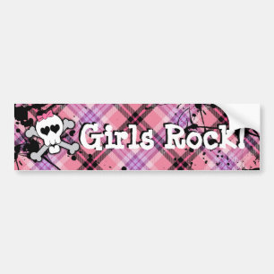 女の子は、ピンクのスカルの/Crossbonesのバンパーステッカー揺れます バンパーステッカー