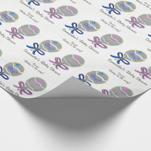女の子または男の子の赤ちゃんシャワーピンクブルーベビーラトル ラッピングペーパー (角)