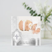 女の子または男の子バプテスシルバーホワイトレースフォトクロス 招待状 (スタンド正面)