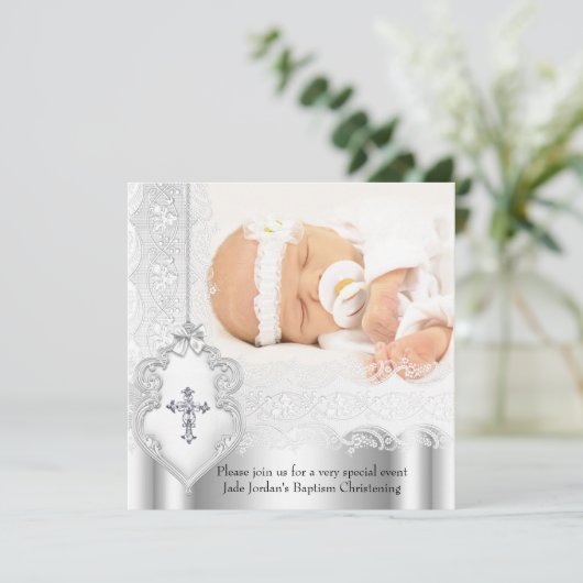女の子または男の子バプテスシルバーホワイトレースフォトクロス 招待状 (スタンド正面)