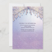 女の子らしいおしゃれなドレスがラベンダーパープルのグリッターで滴る 招待状 (裏面)