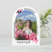 女の子らしいキュートなピンクの蝶結び アーチ 卒業祝い 招待状 (スタンド正面)