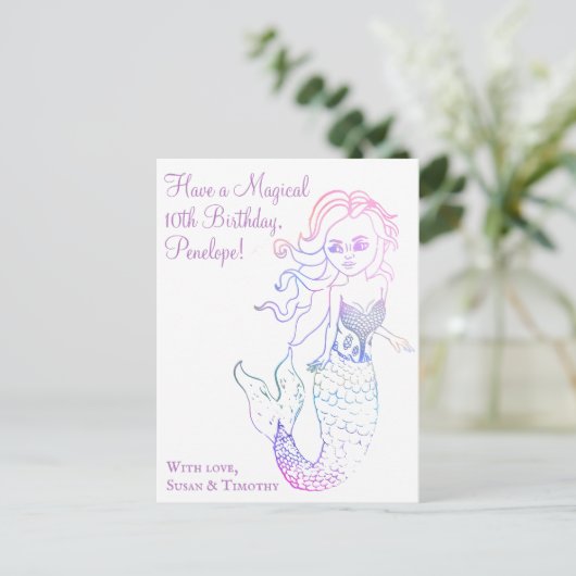 女の子らしいパープルウォーターカラーの人魚アート 誕生日おめでとう ポストカード (スタンド正面)
