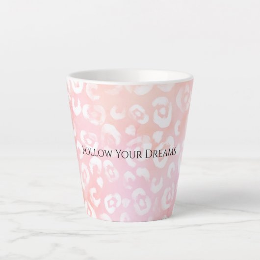 女の子らしいピンクと白のヒョウ柄 カフェラテマグ (正面)