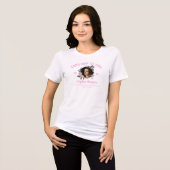 女の子らしいピンクと白の花 2026年卒業写真の名前 トライブレンドTシャツ (正面全面)