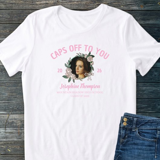 女の子らしいピンクと白の花 2026年卒業写真の名前 トライブレンドTシャツ