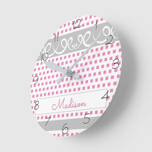 女の子らしいピンクの水玉模様と渦巻きと名前 ラウンド壁時計 (傾斜)