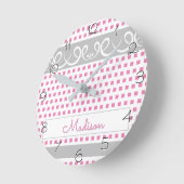 女の子らしいピンクの水玉模様と渦巻きのデザインに名前が入る ラウンド壁時計 (傾斜)