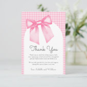 女の子らしいピンクの蝶ネクタイ ベイビーシャワーの感謝カード サンキューカード (スタンド正面)