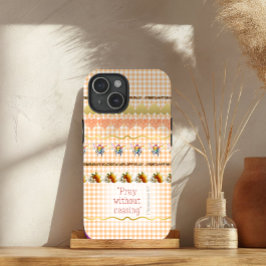 女の子らしいピーチチェック ゴールドアクセント ハート ビーズ 聖書 iPhone 15ケース