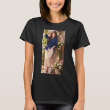 女の子らしいプリントが入った黒のTシャツ