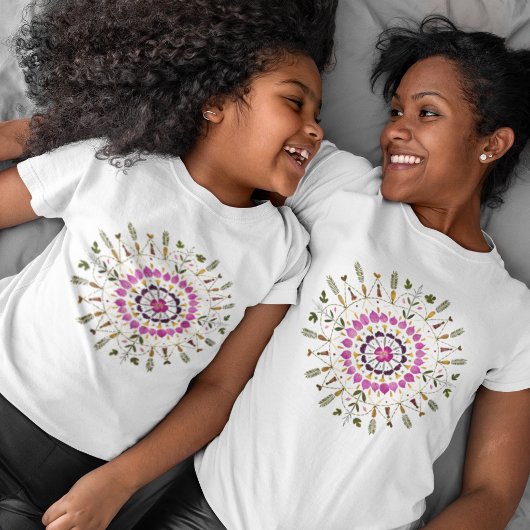 女の子らしいユニークなマンダラ押し花アート Tシャツ