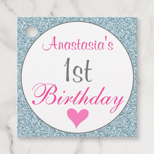 女の子らしい輝くピンクと淡いブルーのラメの1歳の誕生日 フェイバータグ (正面)