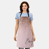 女の子らしい ローズゴールド ブッシュピンク グリッター モノグラム エプロン (着用した状態)