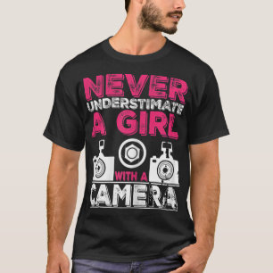 女の子をカメラで甘く見ない – 女の子 Tシャツ