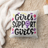 女の子を支える クッション (ブランケット)