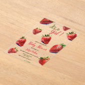 女の子イチゴの赤ちゃんシャワー アクリル招待状 (レイダウン)