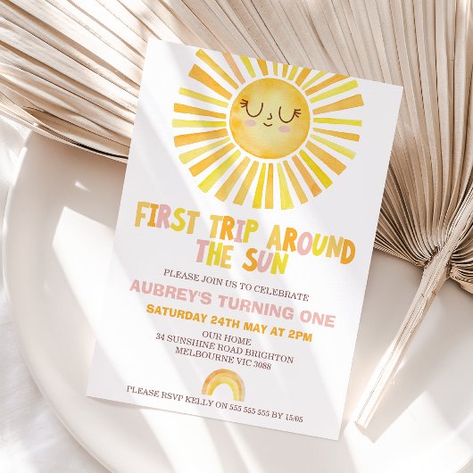 女の子オレンジのまわりにの最初の旅の日1の誕生日 招待状