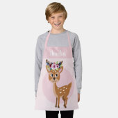 女の子カワイトピンクのフローラ鹿と花の子ども エプロン (着用した状態)