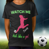 女の子サッカーのように私を蹴るのを見る Tシャツ