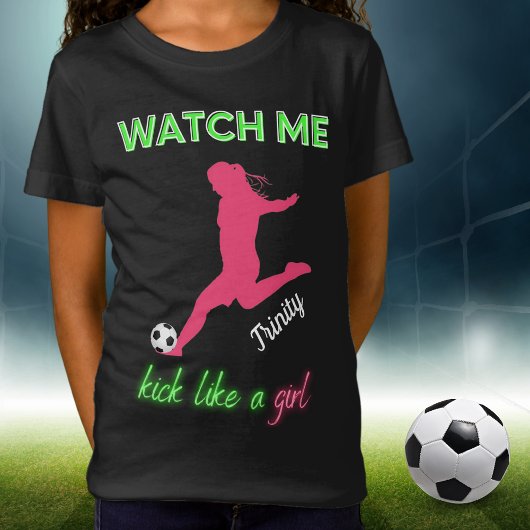 女の子サッカーのように私を蹴るのを見る Tシャツ