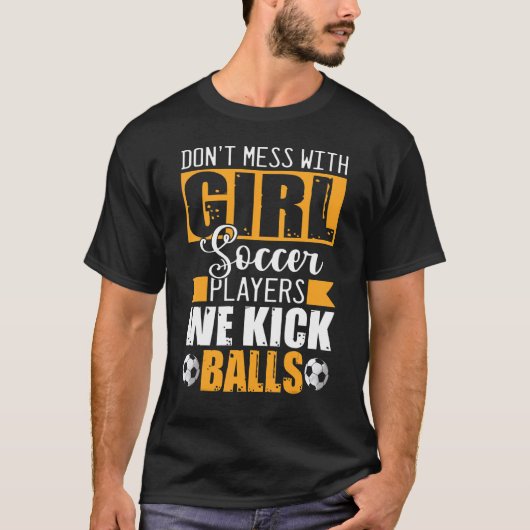 女の子サッカー選手と一緒にボールを蹴る Tシャツ (正面)