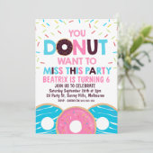 女の子ドーナツはパーティーの誕生日の招待状を恋しく思いたいと思います 招待状 (スタンド正面)