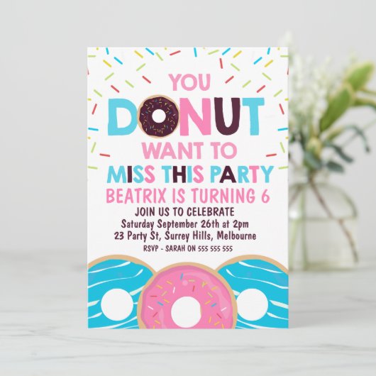女の子ドーナツはパーティーの誕生日の招待状を恋しく思いたいと思います 招待状 (スタンド正面)