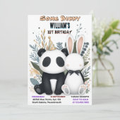 女の子パンダいくつかのバニーが1歳の誕生日を回している 招待状 (スタンド正面)