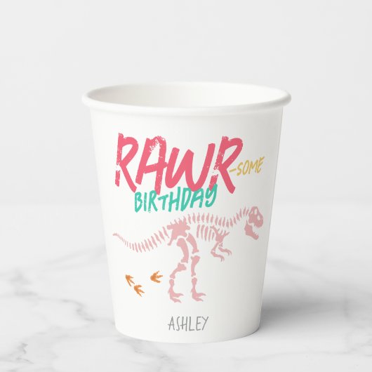 女の子ピンクの恐竜が子供を掘る可愛い誕生日 紙コップ (裏面)
