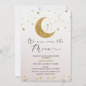 女の子ピンクの金ゴールド私たちは月の赤ちゃんシャワーの上にいる 招待状 (正面)
