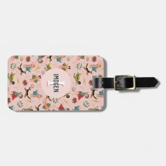 女の子ピンクスーパーヒーローモノグラムと名前キッズ ラゲッジタグ (正面横)